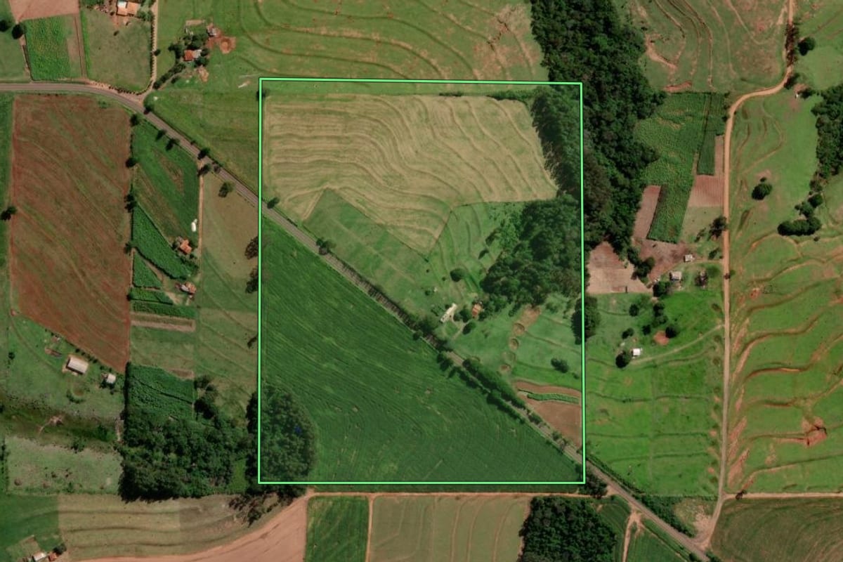 Imagem de satélite do imóvel rural em Moreira Sales (PR), com o contorno declarado no CAR desenhado por cima.