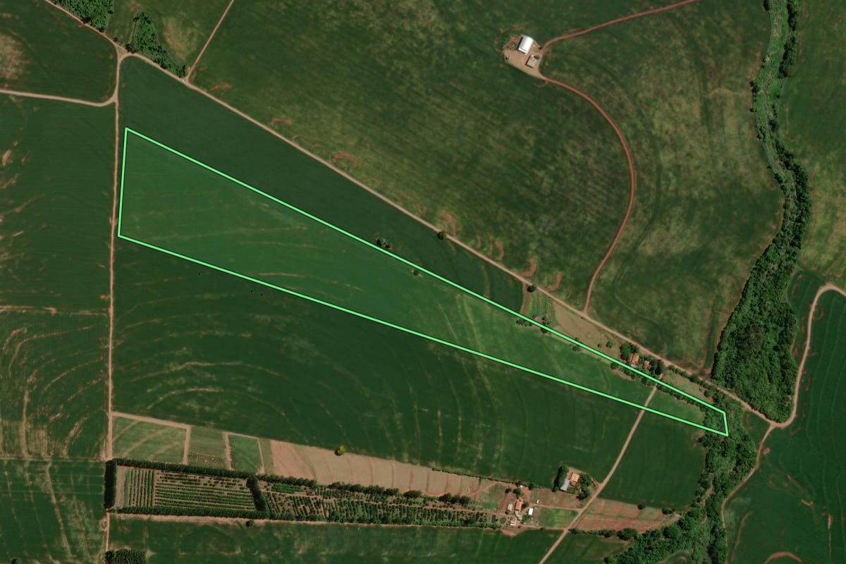 Imagem de satélite do imóvel rural em Moreira Sales (PR), com o contorno declarado no CAR desenhado por cima.