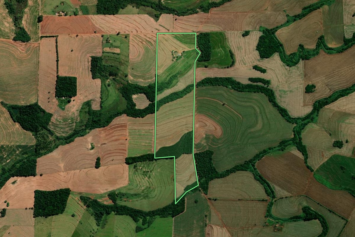 Imagem de satélite do imóvel rural em Moreira Sales (PR), com o contorno declarado no CAR desenhado por cima.