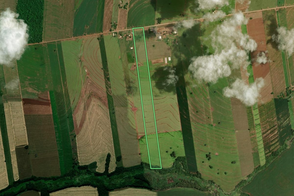 Imagem de satélite do imóvel rural em Moreira Sales (PR), com o contorno declarado no CAR desenhado por cima.