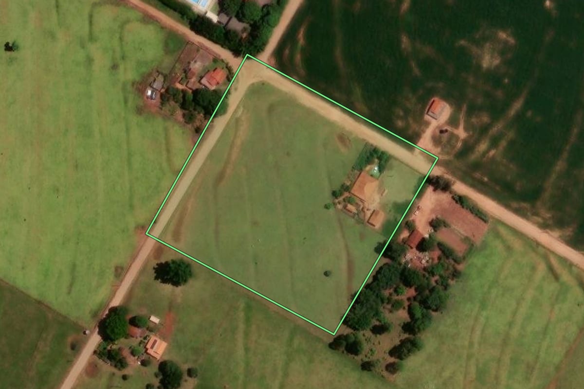 Imagem de satélite do imóvel rural em Moreira Sales (PR), com o contorno declarado no CAR desenhado por cima.