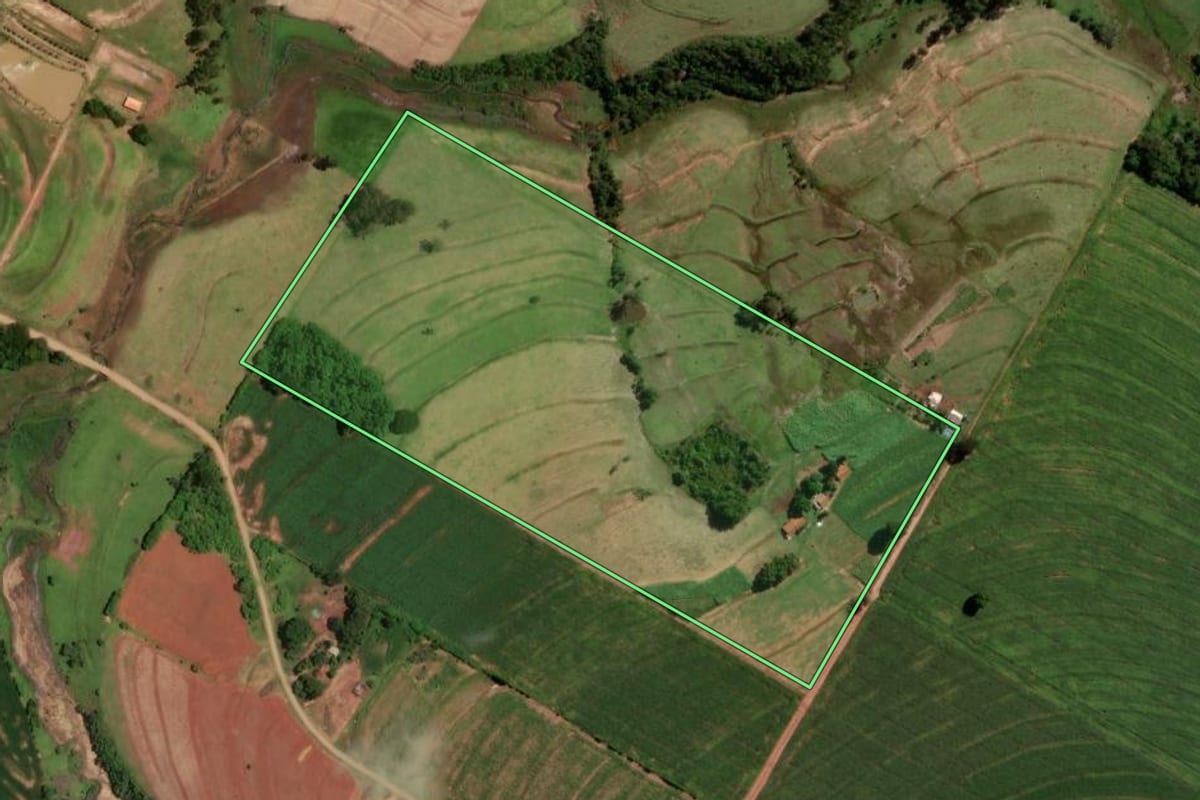 Imagem de satélite do imóvel rural em Moreira Sales (PR), com o contorno declarado no CAR desenhado por cima.