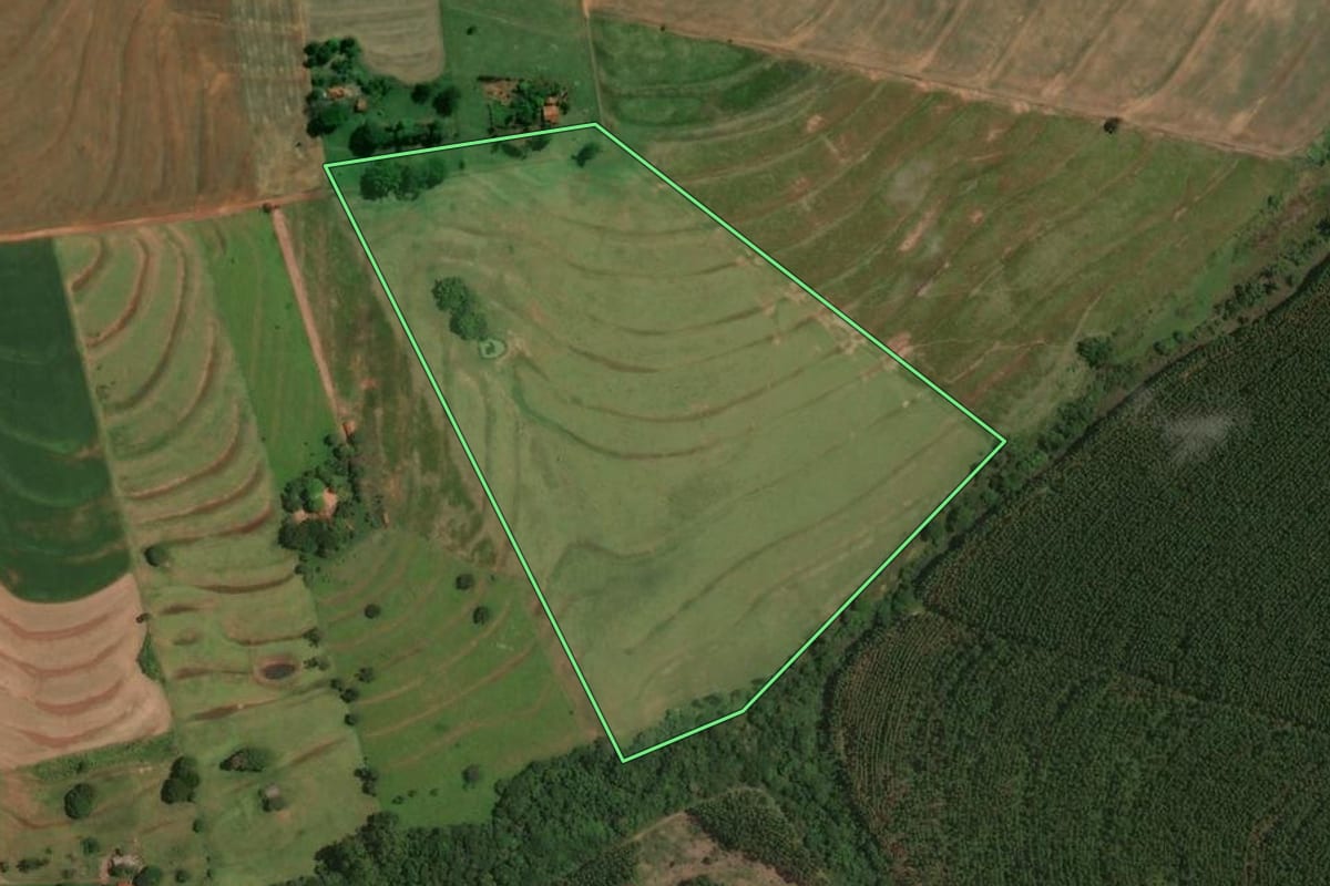 Imagem de satélite do imóvel rural em Moreira Sales (PR), com o contorno declarado no CAR desenhado por cima.