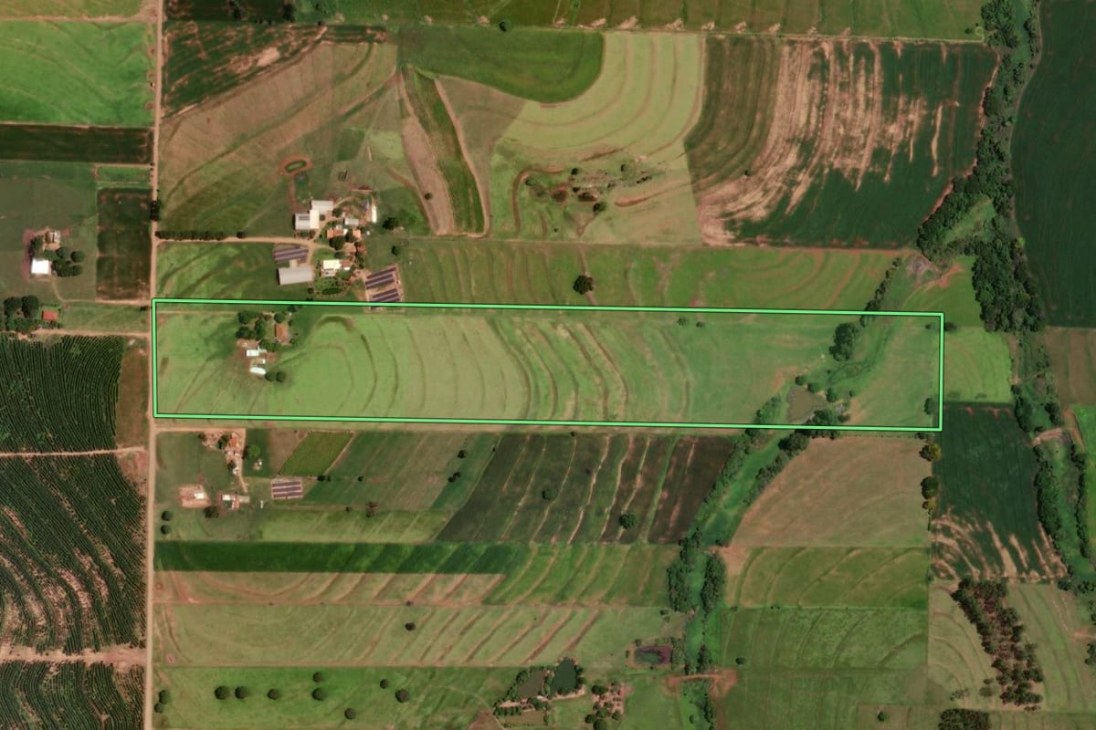 Imagem de satélite do imóvel rural em Moreira Sales (PR), com o contorno declarado no CAR desenhado por cima.