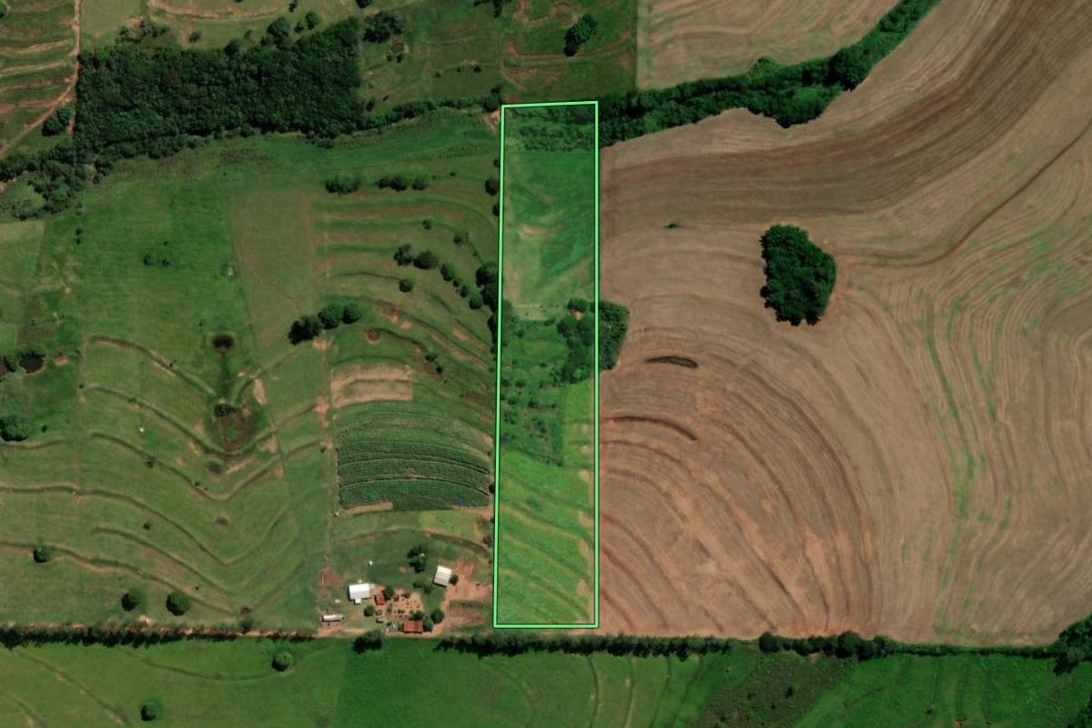 Imagem de satélite do imóvel rural em Moreira Sales (PR), com o contorno declarado no CAR desenhado por cima.