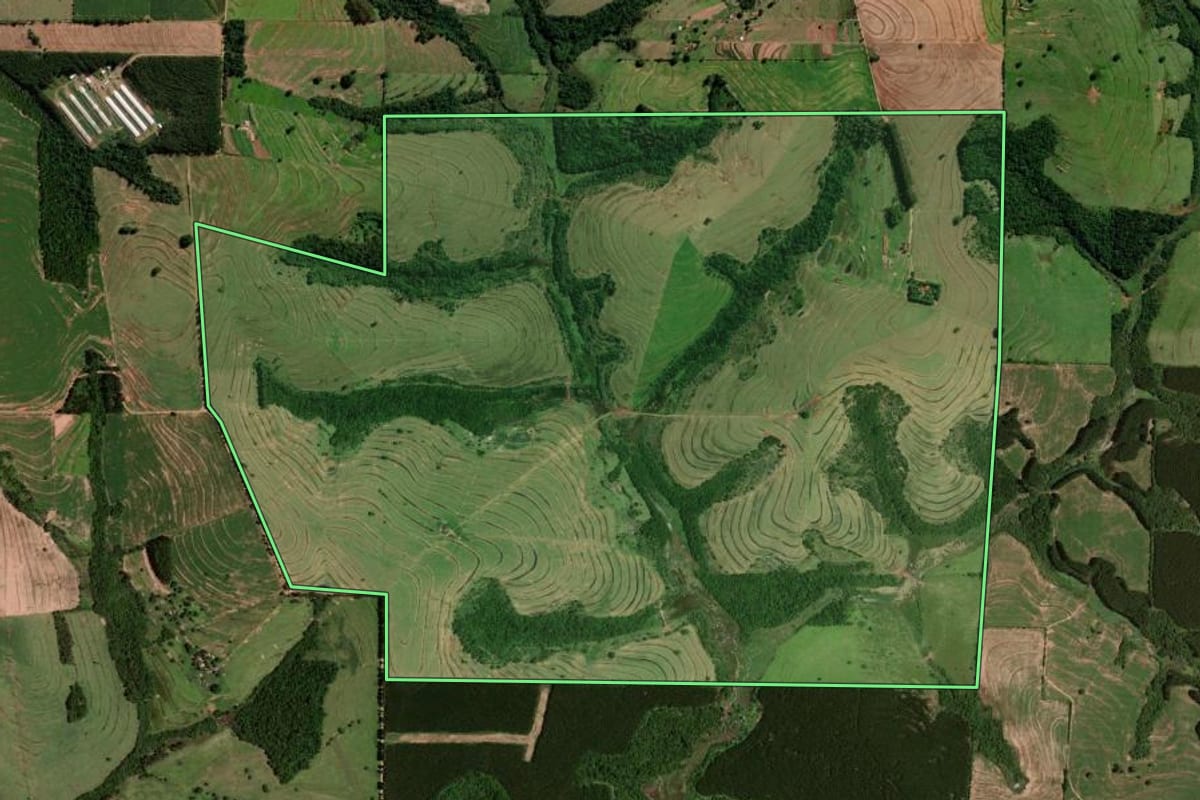 Imagem de satélite do imóvel rural em Moreira Sales (PR), com o contorno declarado no CAR desenhado por cima.