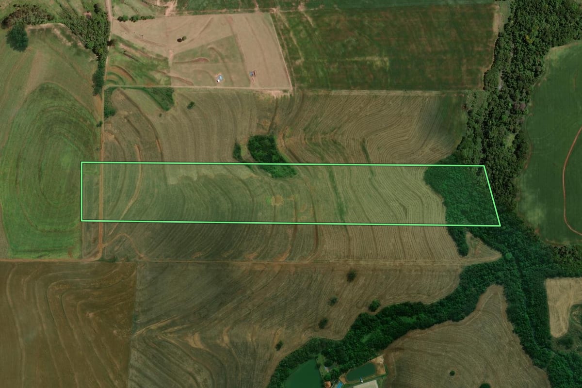 Imagem de satélite do imóvel rural em Moreira Sales (PR), com o contorno declarado no CAR desenhado por cima.