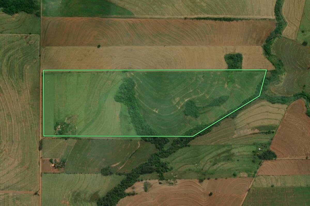 Imagem de satélite do imóvel rural em Moreira Sales (PR), com o contorno declarado no CAR desenhado por cima.