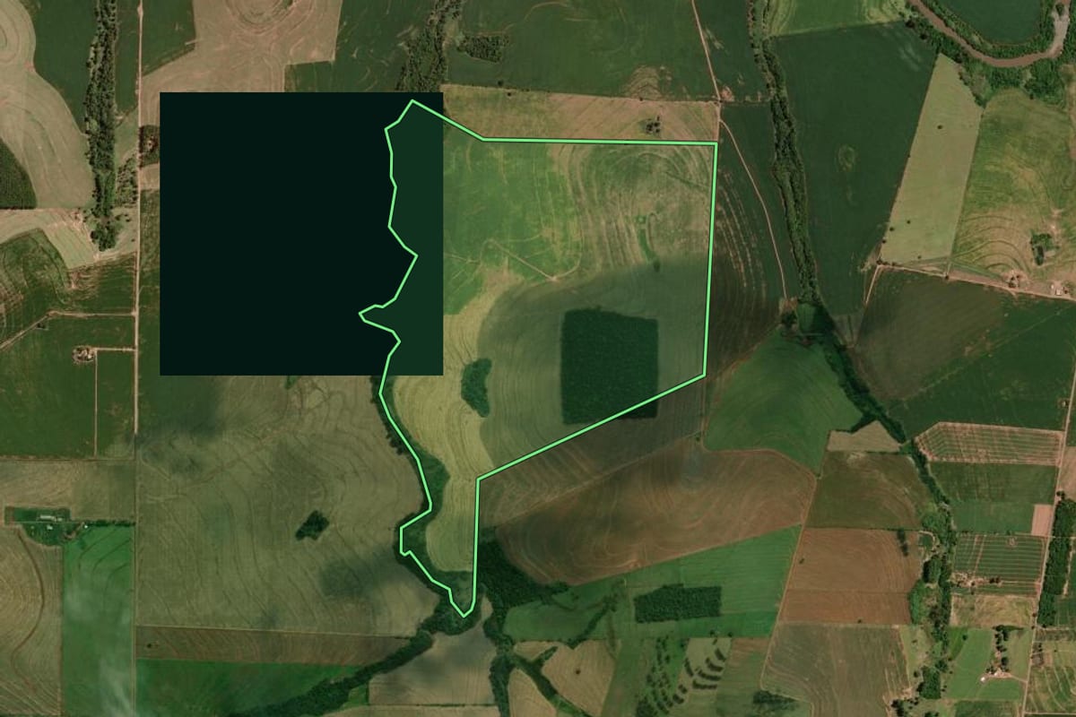Imagem de satélite do imóvel rural em Moreira Sales (PR), com o contorno declarado no CAR desenhado por cima.