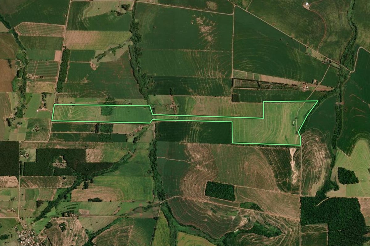 Imagem de satélite do imóvel rural em Moreira Sales (PR), com o contorno declarado no CAR desenhado por cima.