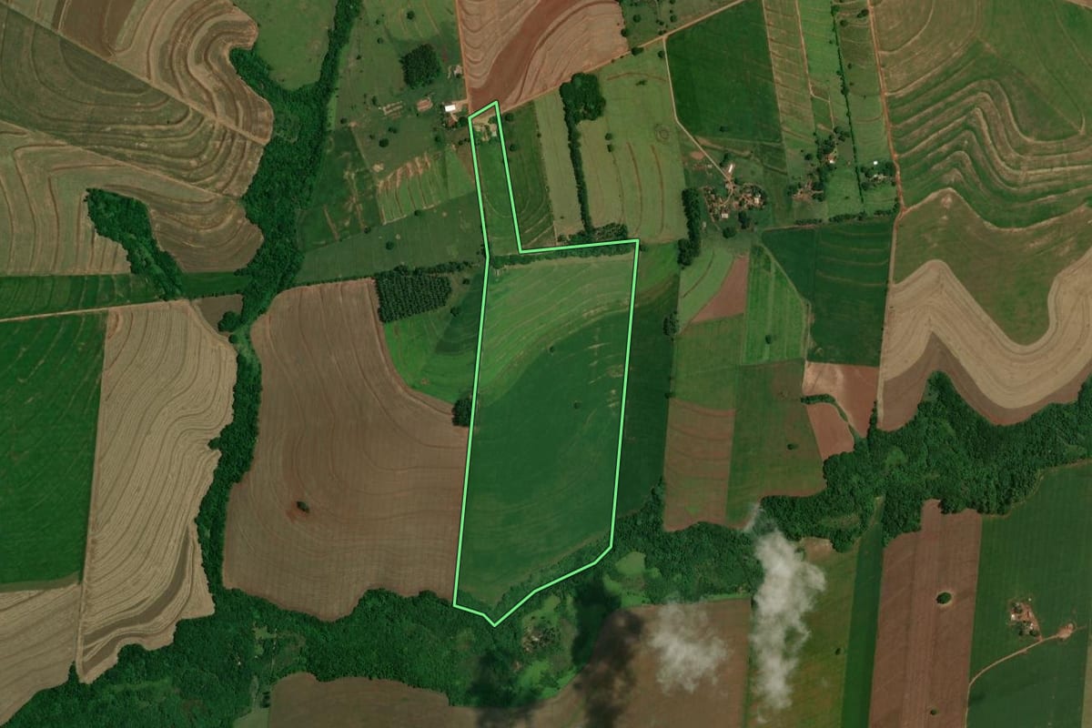 Imagem de satélite do imóvel rural em Moreira Sales (PR), com o contorno declarado no CAR desenhado por cima.