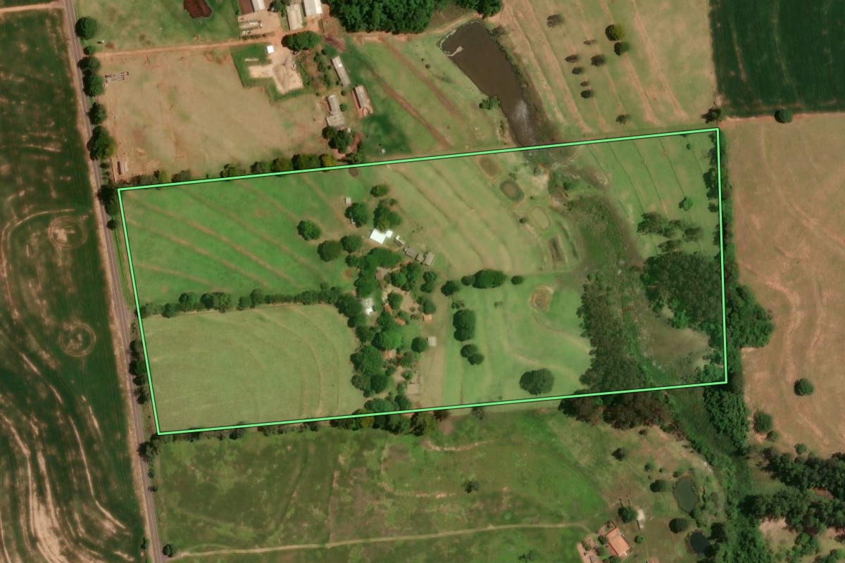 Imagem de satélite do imóvel rural em Moreira Sales (PR), com o contorno declarado no CAR desenhado por cima.