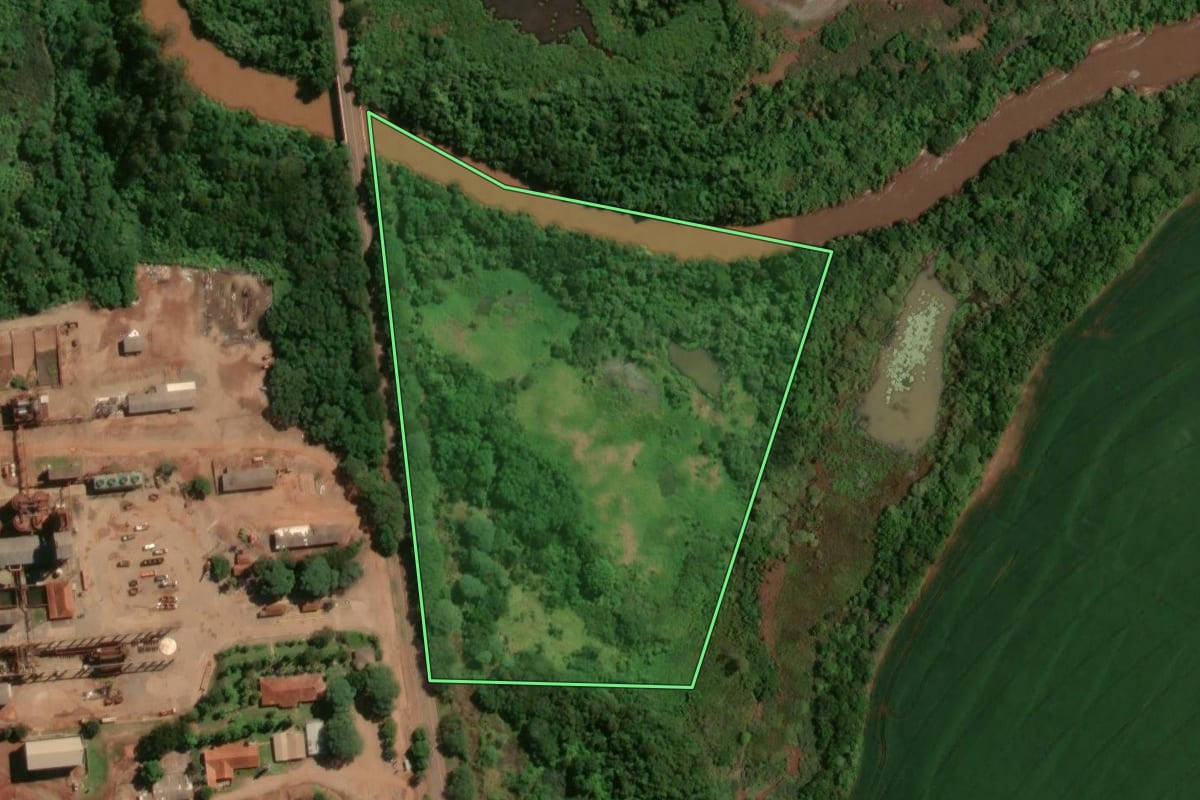 Imagem de satélite do imóvel rural em Moreira Sales (PR), com o contorno declarado no CAR desenhado por cima.