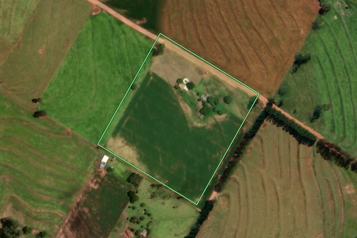 Imagem de satélite do imóvel rural em Moreira Sales (PR), com o contorno declarado no CAR desenhado por cima.