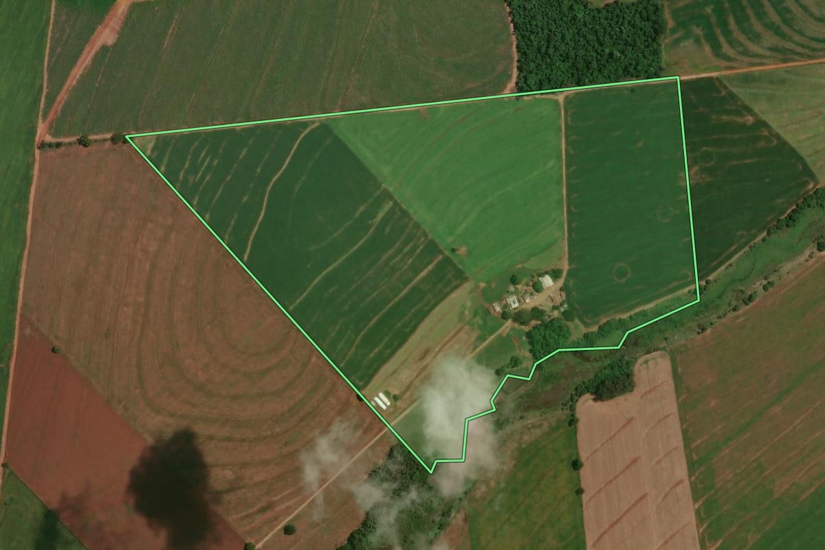 Imagem de satélite do imóvel rural em Moreira Sales (PR), com o contorno declarado no CAR desenhado por cima.