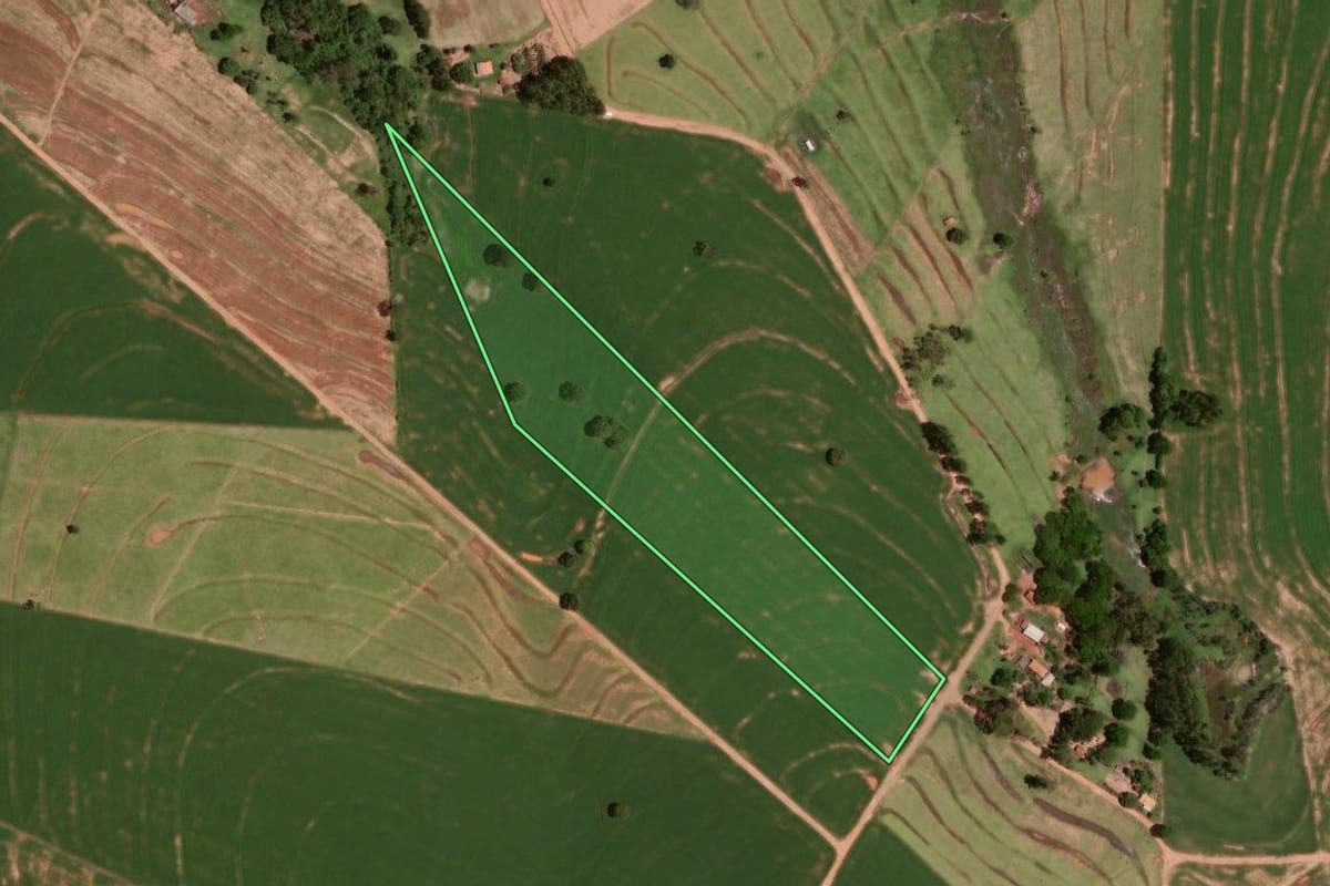 Imagem de satélite do imóvel rural em Moreira Sales (PR), com o contorno declarado no CAR desenhado por cima.