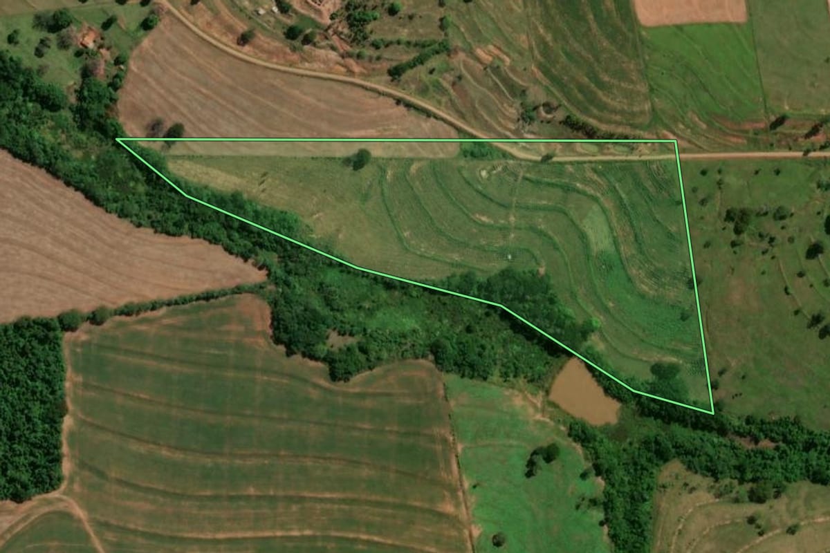 Imagem de satélite do imóvel rural em Moreira Sales (PR), com o contorno declarado no CAR desenhado por cima.