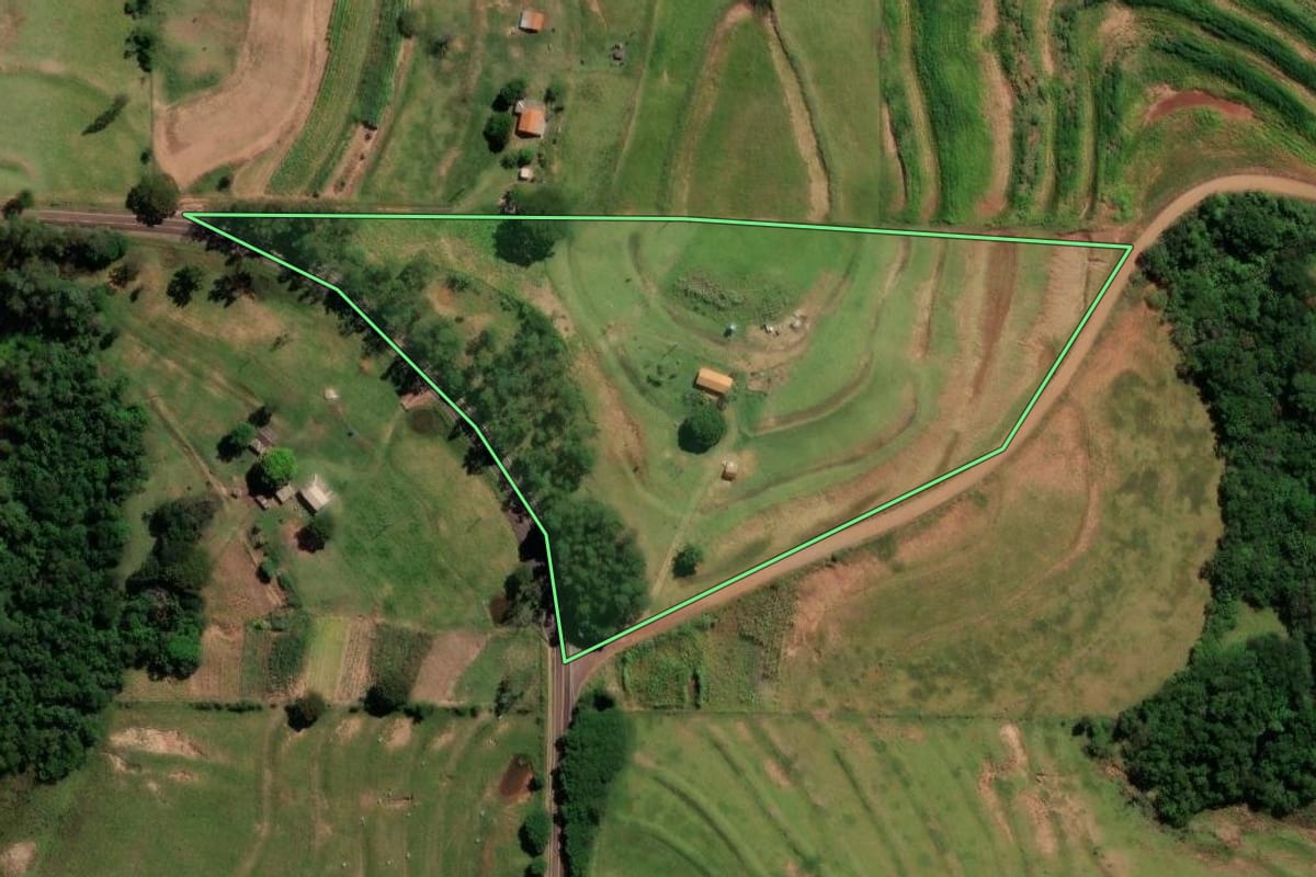 Imagem de satélite do imóvel rural em Moreira Sales (PR), com o contorno declarado no CAR desenhado por cima.