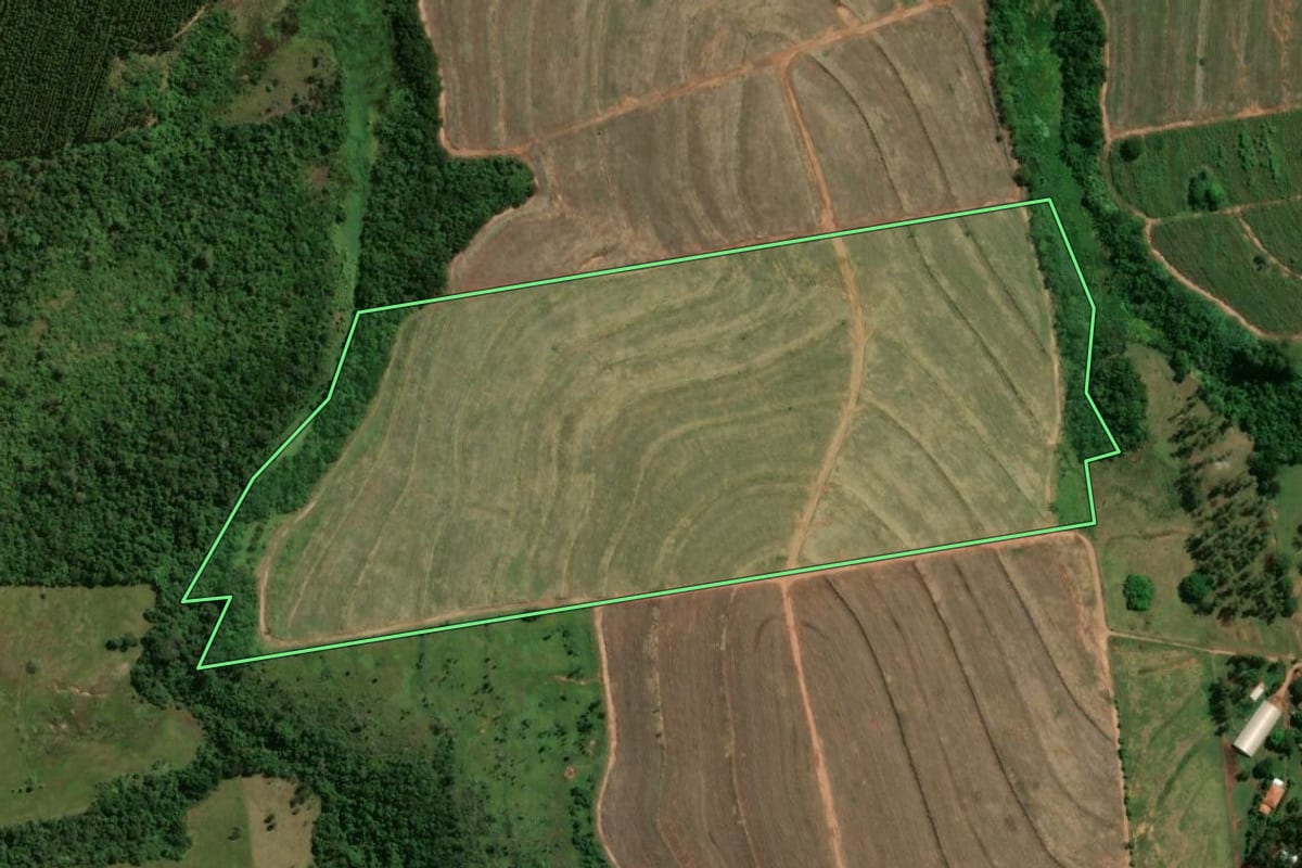 Imagem de satélite do imóvel rural em Moreira Sales (PR), com o contorno declarado no CAR desenhado por cima.