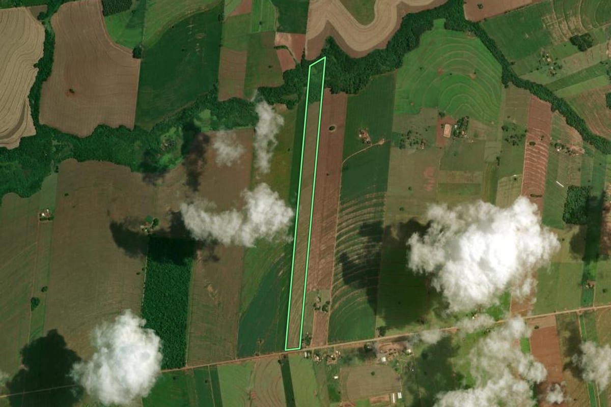 Imagem de satélite do imóvel rural em Moreira Sales (PR), com o contorno declarado no CAR desenhado por cima.