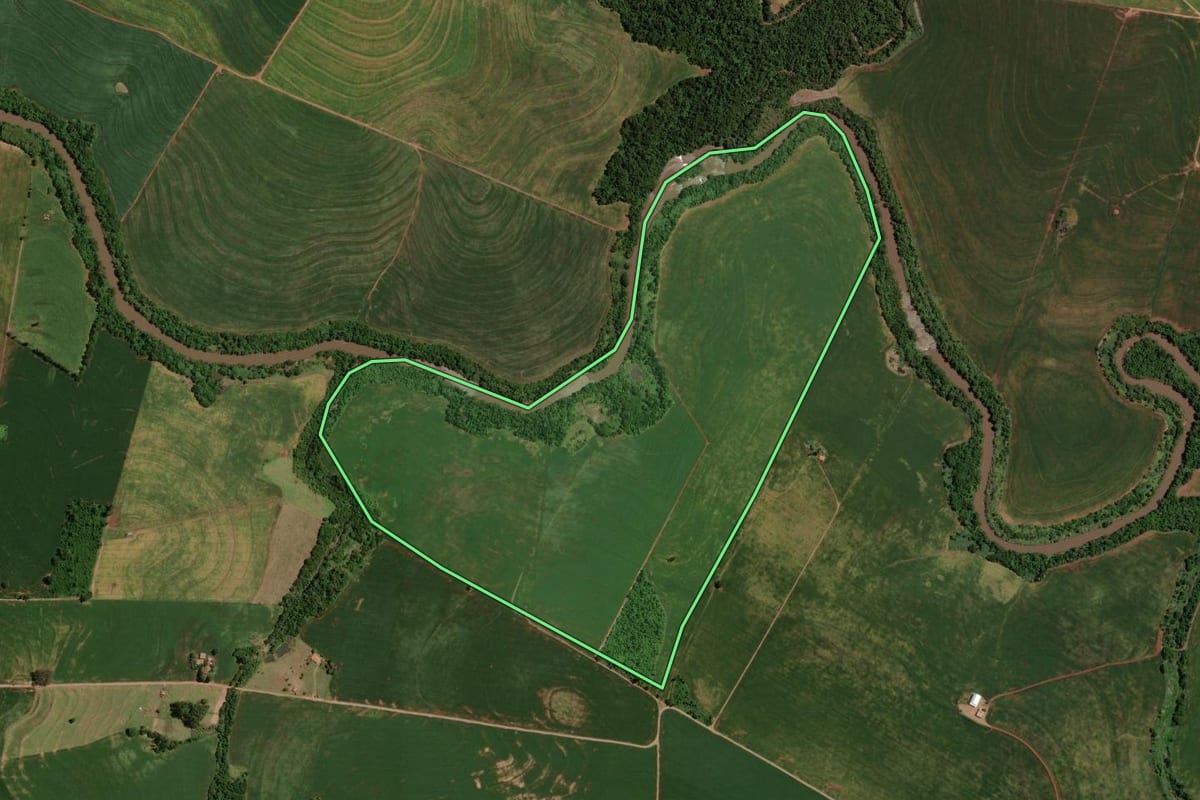 Imagem de satélite do imóvel rural em Moreira Sales (PR), com o contorno declarado no CAR desenhado por cima.