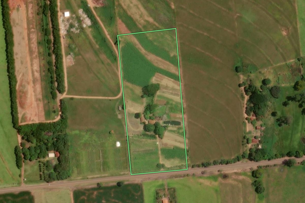 Imagem de satélite do imóvel rural em Moreira Sales (PR), com o contorno declarado no CAR desenhado por cima.