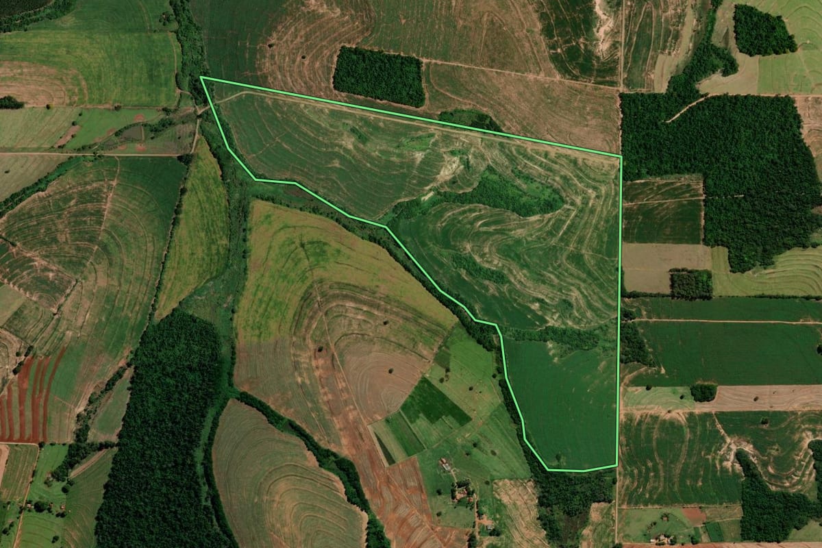 Imagem de satélite do imóvel rural em Moreira Sales (PR), com o contorno declarado no CAR desenhado por cima.