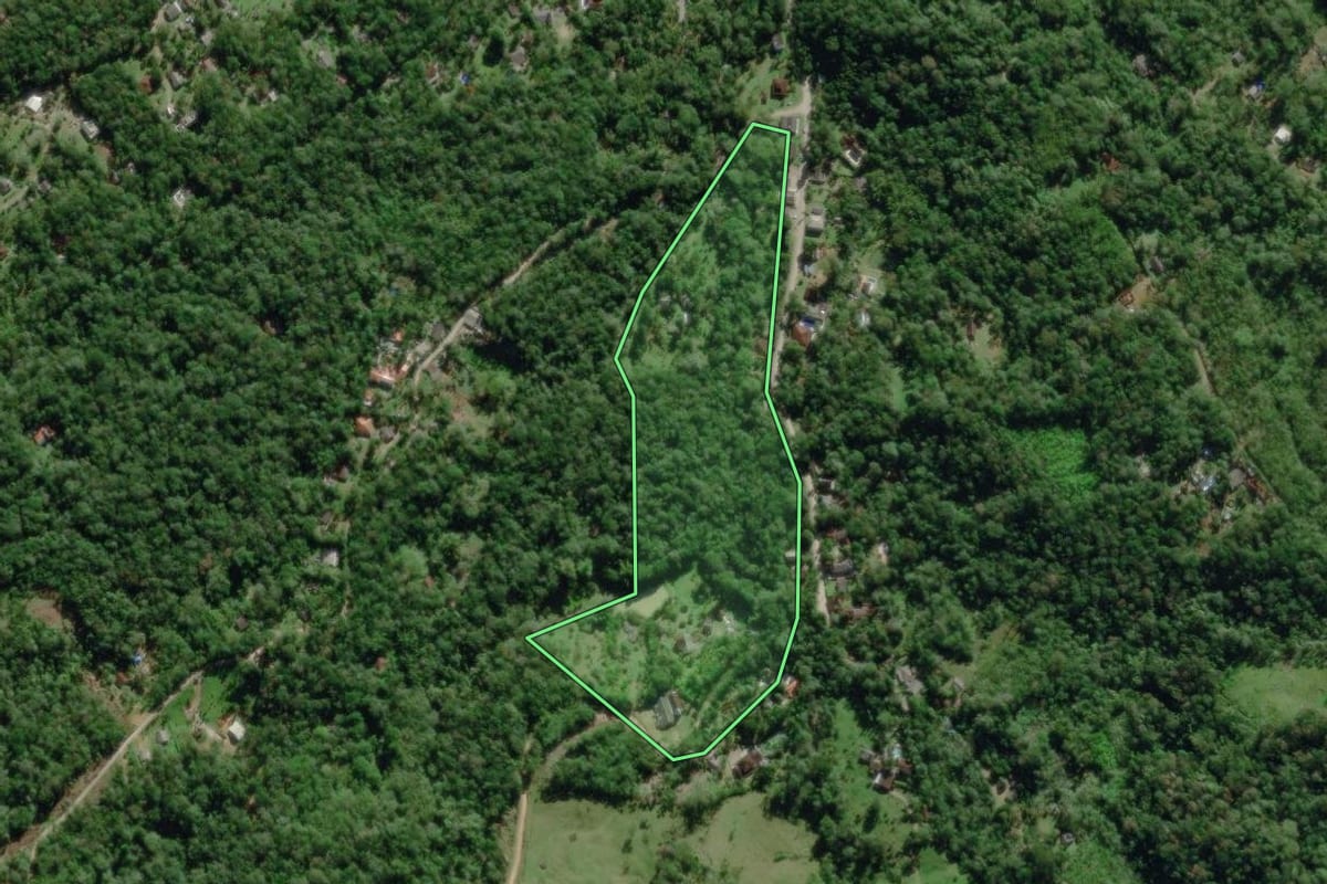 Imagem de satélite do imóvel rural em Morretes (PR), com o contorno declarado no CAR desenhado por cima.