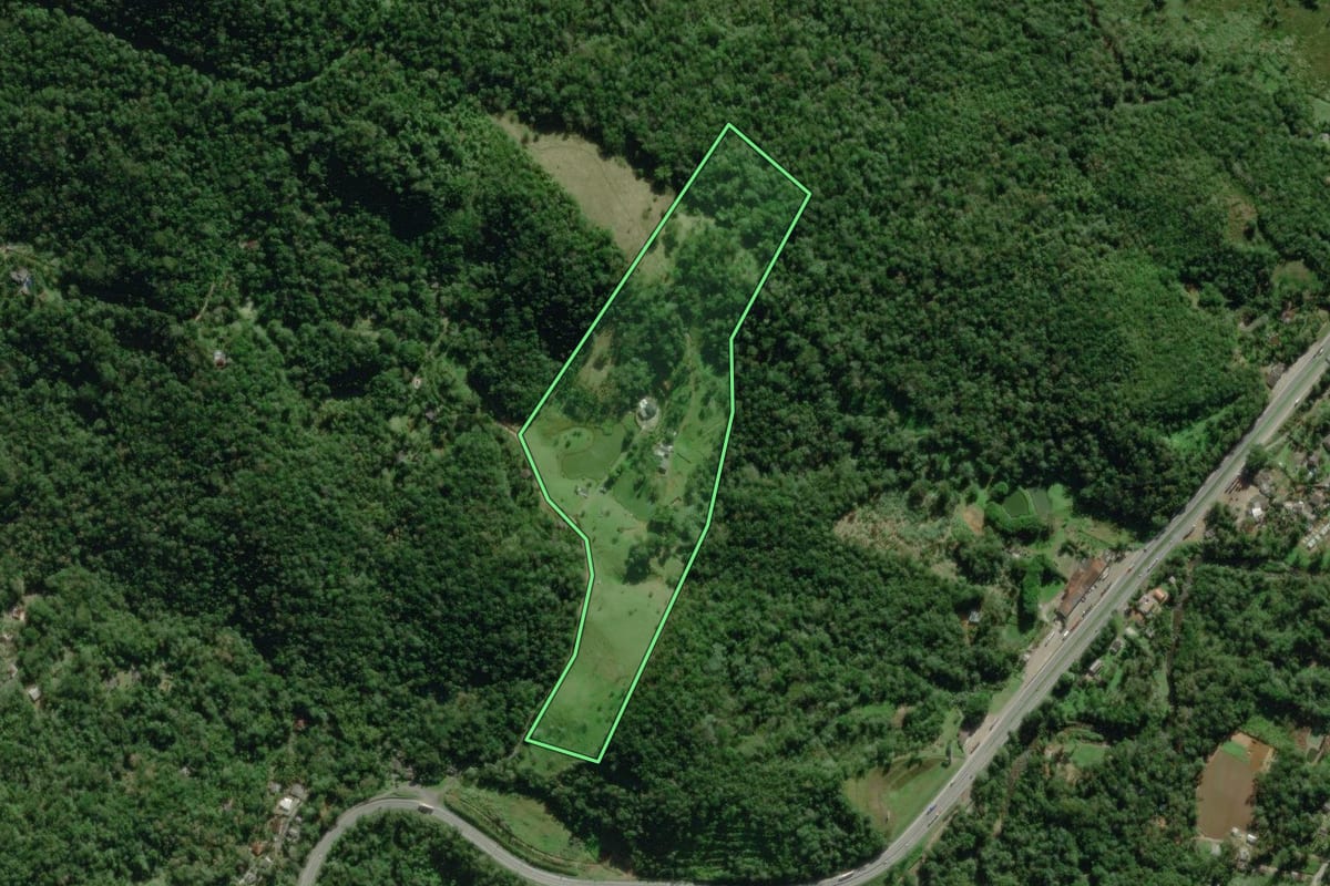 Imagem de satélite do imóvel rural em Morretes (PR), com o contorno declarado no CAR desenhado por cima.