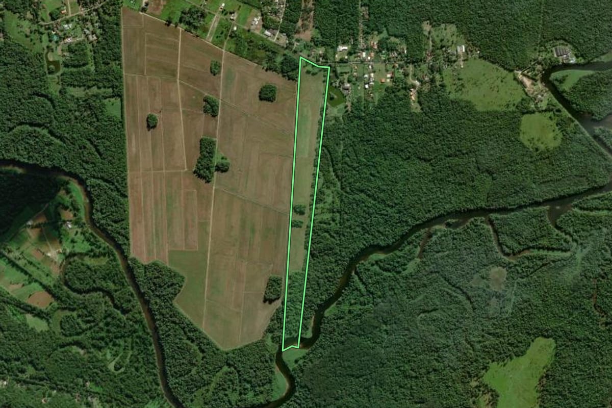 Imagem de satélite do imóvel rural em Morretes (PR), com o contorno declarado no CAR desenhado por cima.