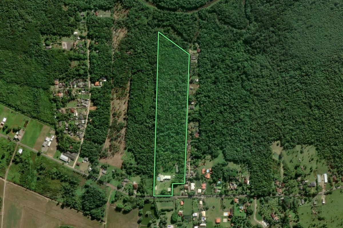 Imagem de satélite do imóvel rural em Morretes (PR), com o contorno declarado no CAR desenhado por cima.