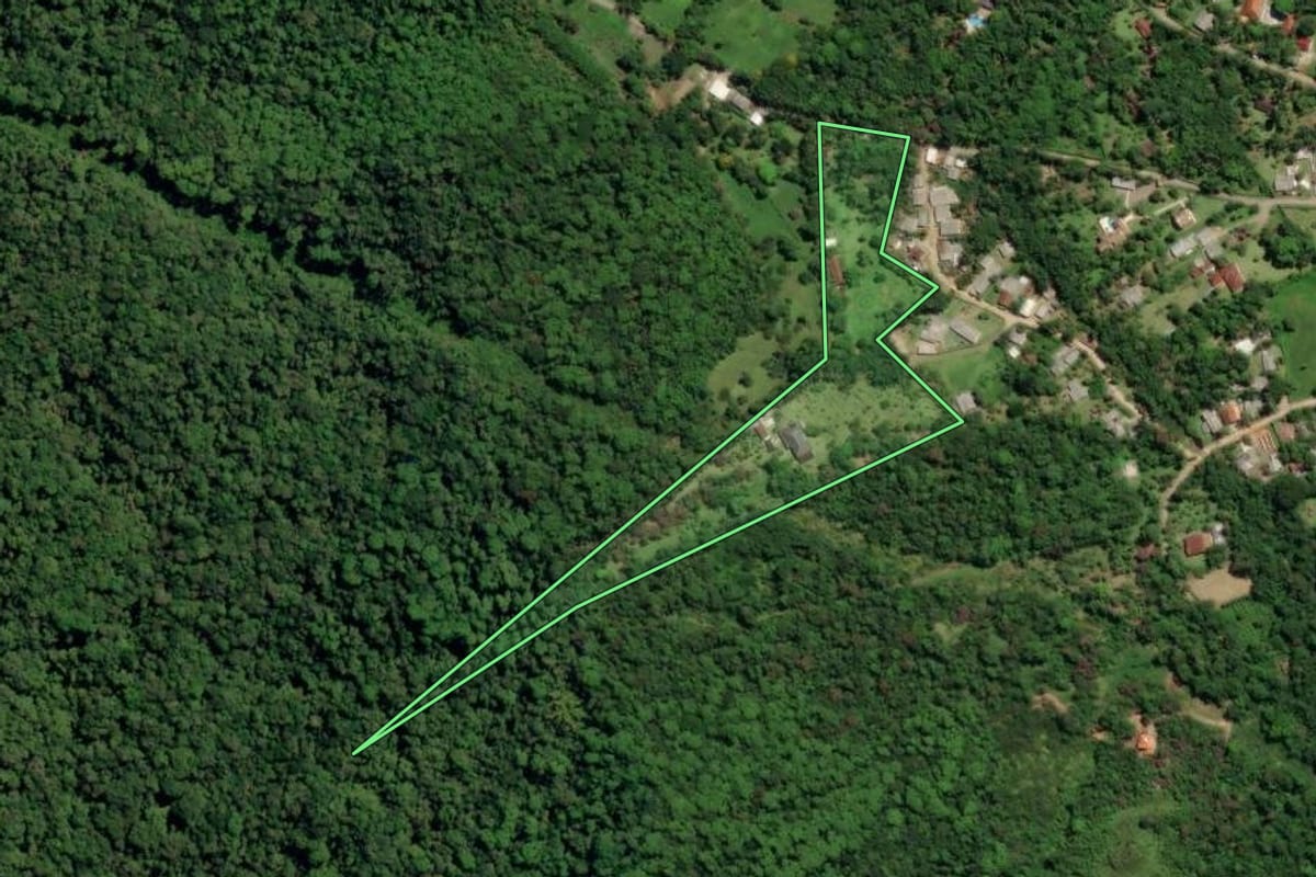 Imagem de satélite do imóvel rural em Morretes (PR), com o contorno declarado no CAR desenhado por cima.