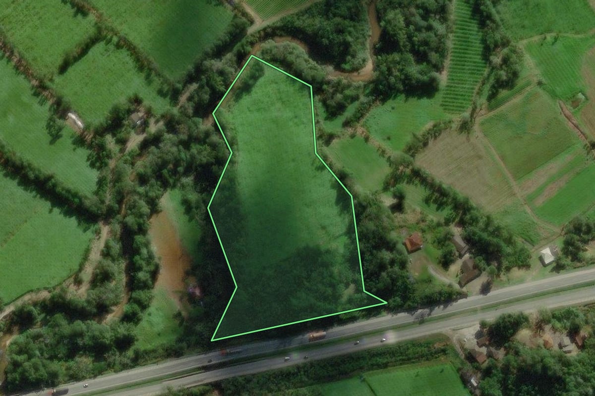 Imagem de satélite do imóvel rural em Morretes (PR), com o contorno declarado no CAR desenhado por cima.