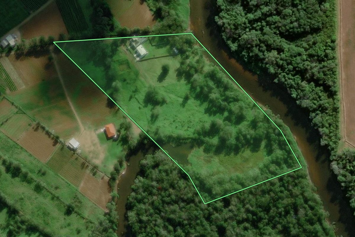 Imagem de satélite do imóvel rural em Morretes (PR), com o contorno declarado no CAR desenhado por cima.