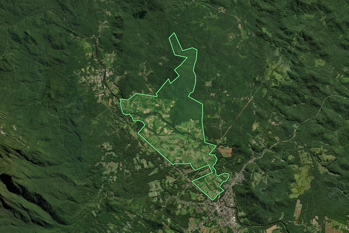 Imagem de satélite do imóvel rural em Morretes (PR), com o contorno declarado no CAR desenhado por cima.