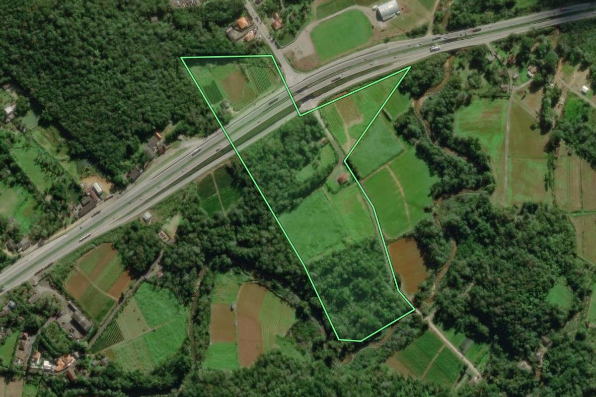 Imagem de satélite do imóvel rural em Morretes (PR), com o contorno declarado no CAR desenhado por cima.