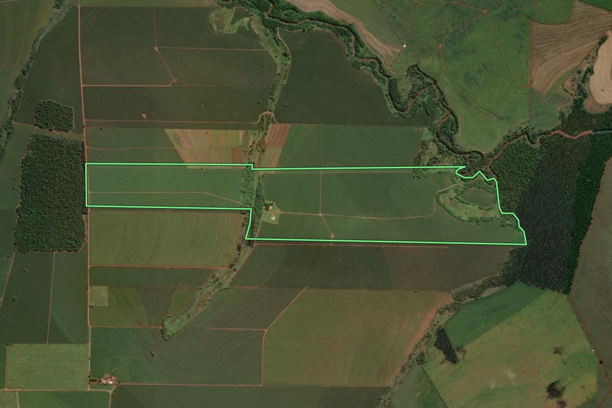 Imagem de satélite do imóvel rural em Munhoz de Melo (PR), com o contorno declarado no CAR desenhado por cima.