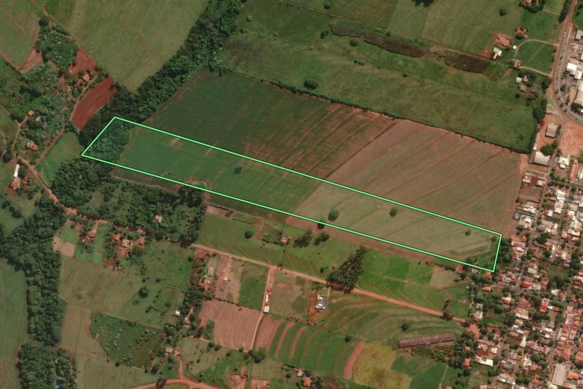 Imagem de satélite do imóvel rural em Munhoz de Melo (PR), com o contorno declarado no CAR desenhado por cima.