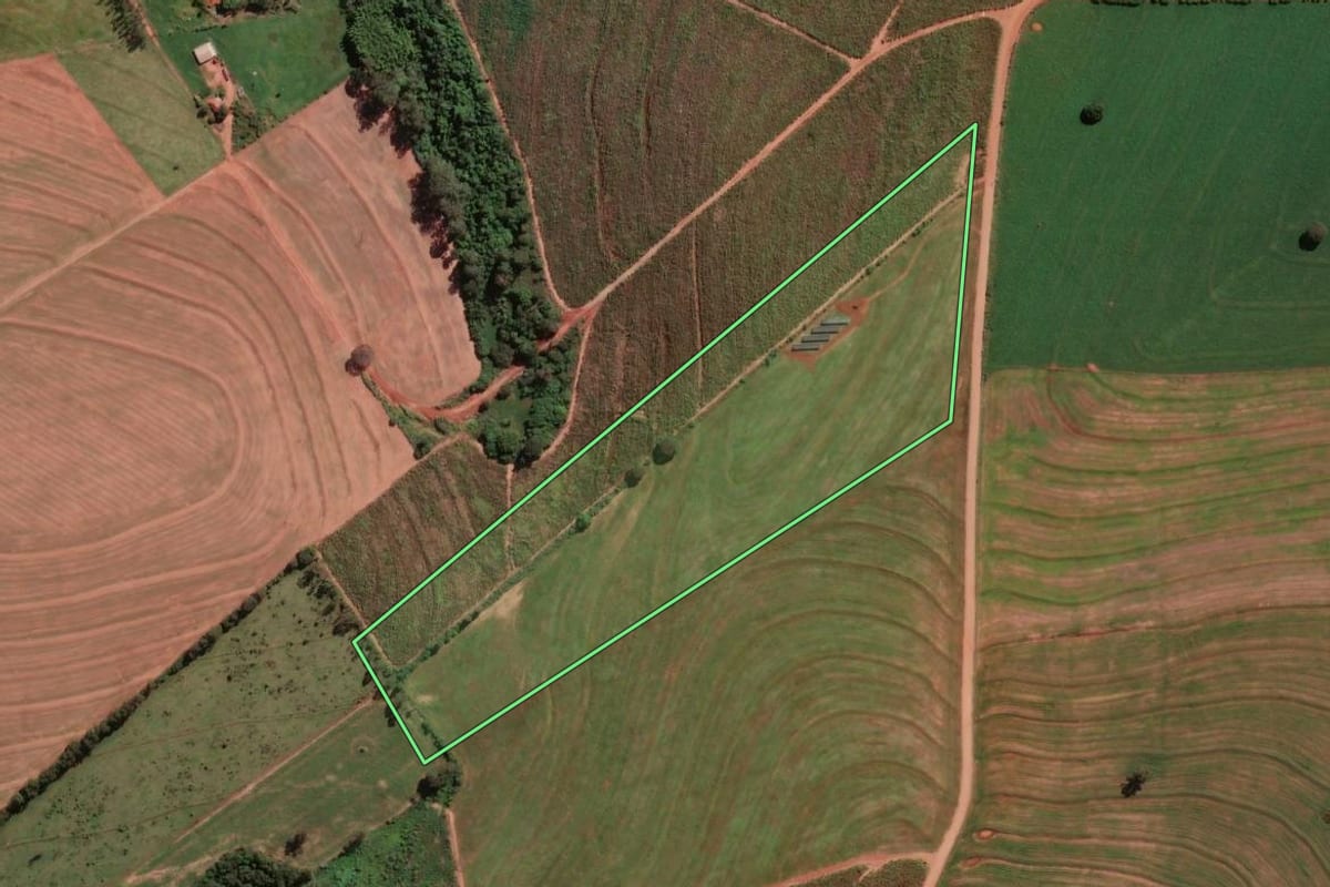 Imagem de satélite do imóvel rural em Munhoz de Melo (PR), com o contorno declarado no CAR desenhado por cima.