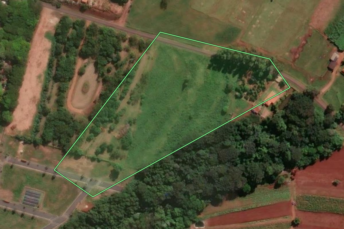 Imagem de satélite do imóvel rural em Munhoz de Melo (PR), com o contorno declarado no CAR desenhado por cima.