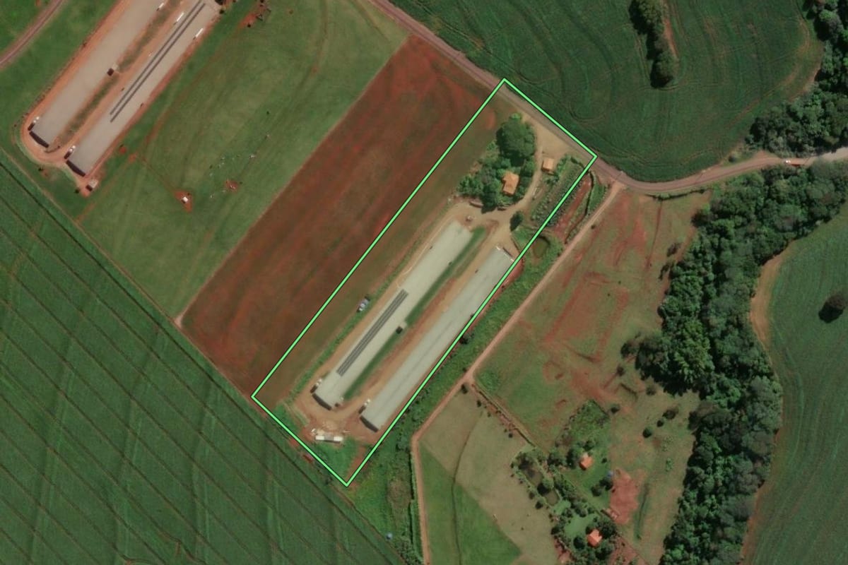 Imagem de satélite do imóvel rural em Munhoz de Melo (PR), com o contorno declarado no CAR desenhado por cima.
