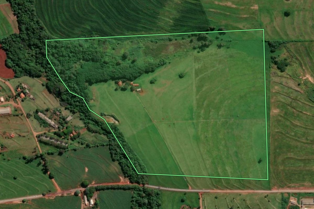 Imagem de satélite do imóvel rural em Munhoz de Melo (PR), com o contorno declarado no CAR desenhado por cima.