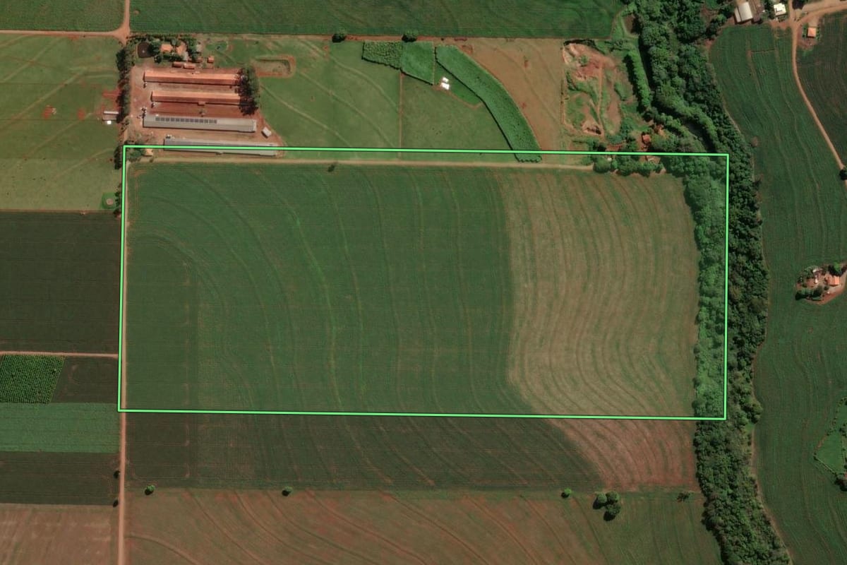 Imagem de satélite do imóvel rural em Munhoz de Melo (PR), com o contorno declarado no CAR desenhado por cima.