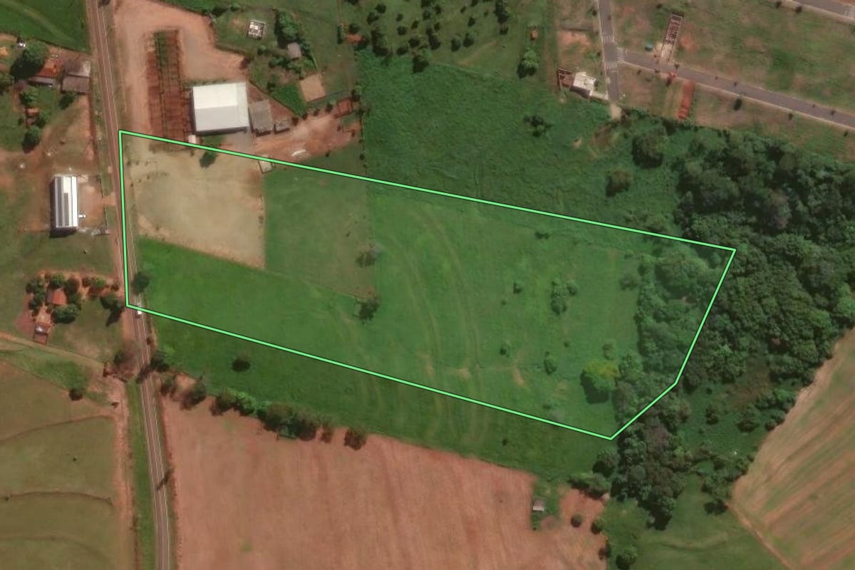 Imagem de satélite do imóvel rural em Munhoz de Melo (PR), com o contorno declarado no CAR desenhado por cima.
