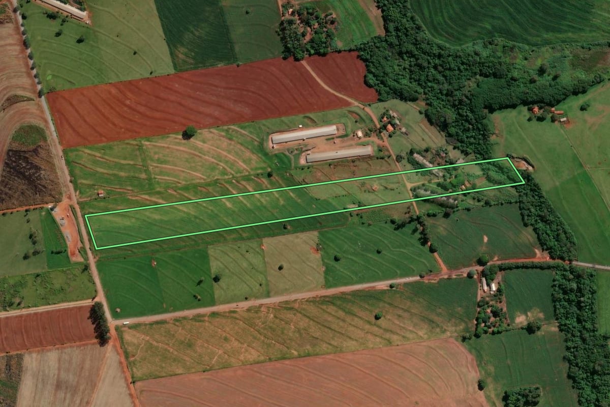 Imagem de satélite do imóvel rural em Munhoz de Melo (PR), com o contorno declarado no CAR desenhado por cima.