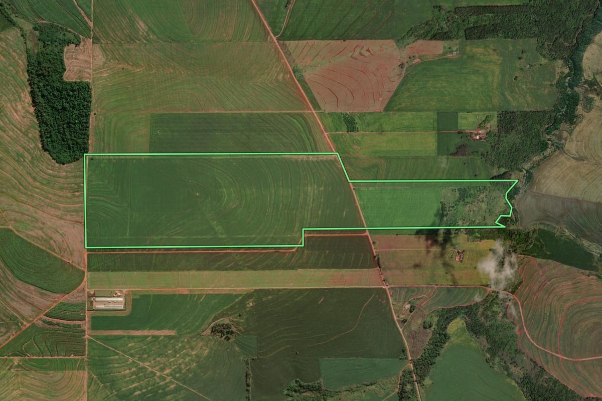 Imagem de satélite do imóvel rural em Munhoz de Melo (PR), com o contorno declarado no CAR desenhado por cima.