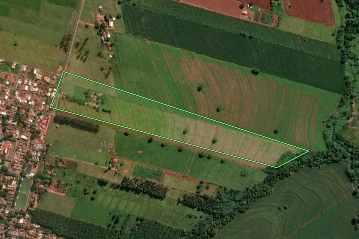 Imagem de satélite do imóvel rural em Munhoz de Melo (PR), com o contorno declarado no CAR desenhado por cima.
