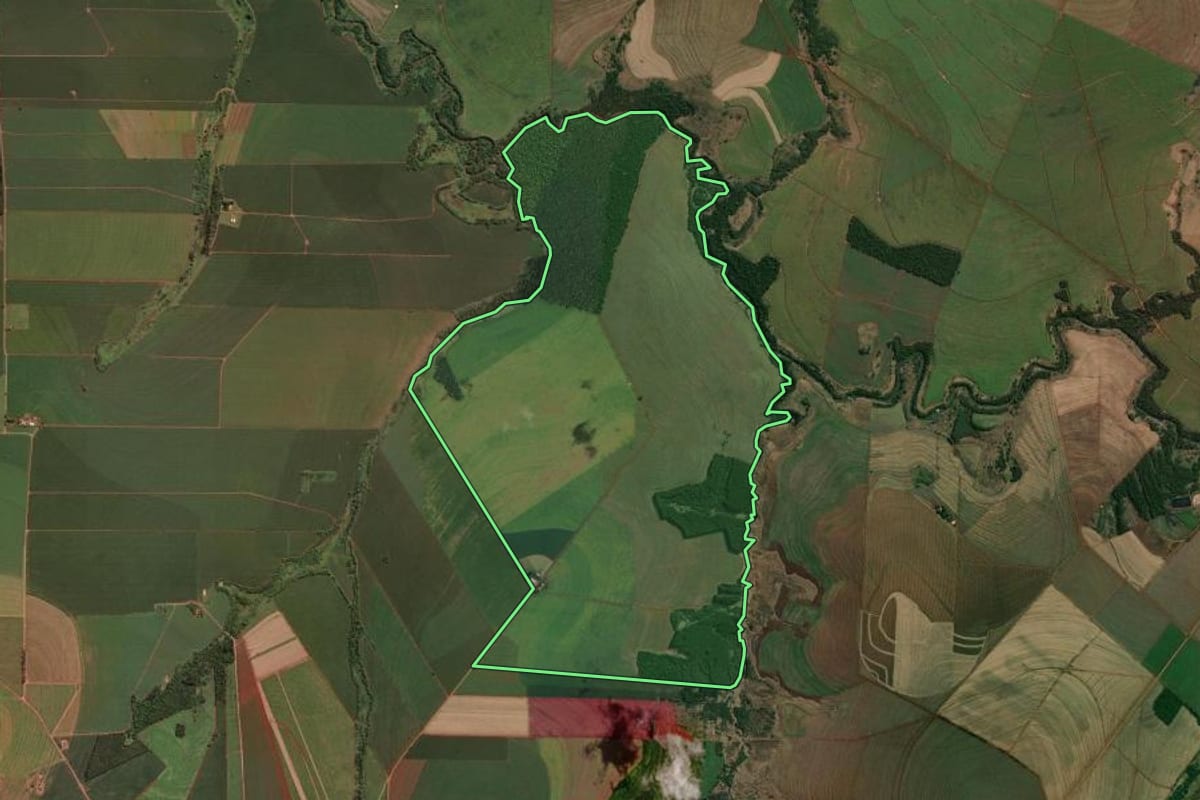 Imagem de satélite do imóvel rural em Munhoz de Melo (PR), com o contorno declarado no CAR desenhado por cima.