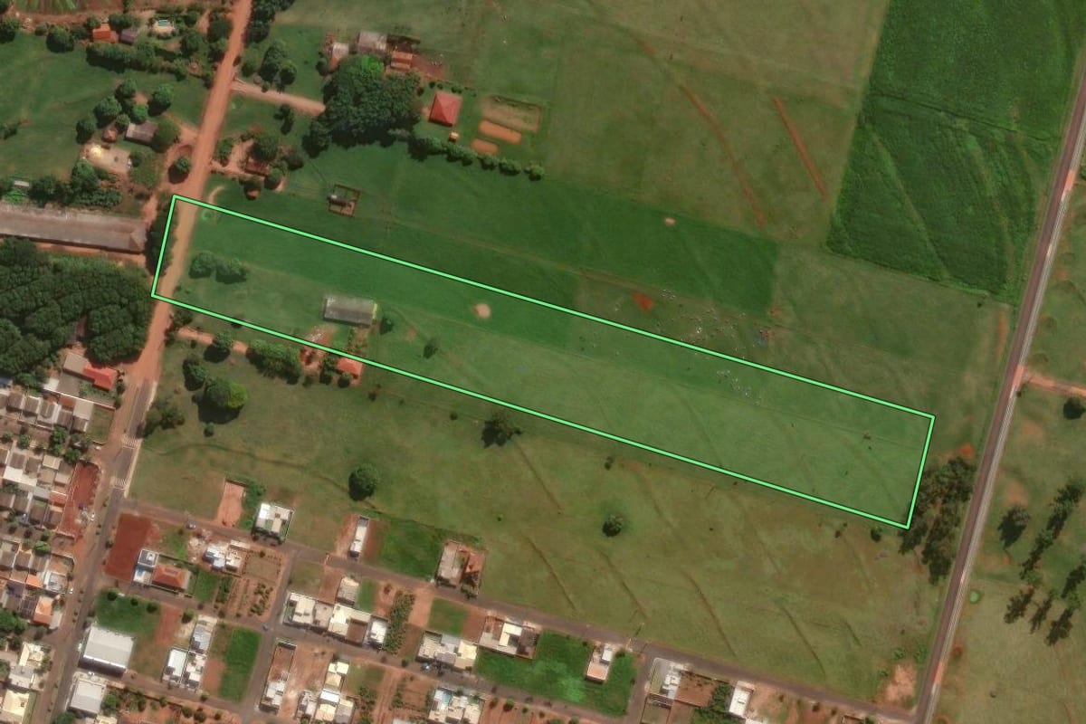 Imagem de satélite do imóvel rural em Munhoz de Melo (PR), com o contorno declarado no CAR desenhado por cima.