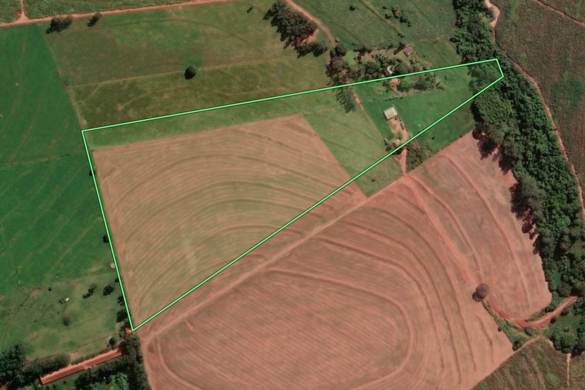 Imagem de satélite do imóvel rural em Munhoz de Melo (PR), com o contorno declarado no CAR desenhado por cima.